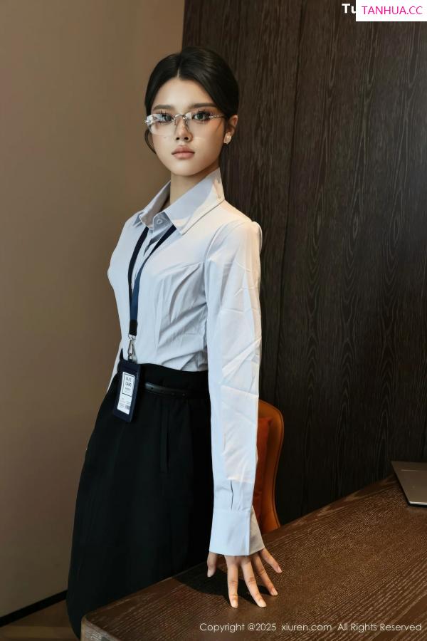   [XiuRen]高清写真图 2025.08.21 No.10674 糯梨子 性感OL第5张图片